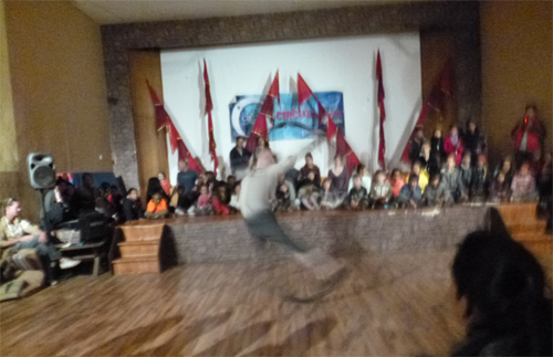 大きなフープを自在に操り回り続ける技！