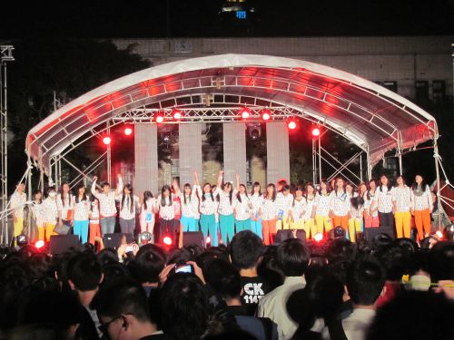 台北市立第一女子高級中学（以下、通称の北一女・ベイイーニュィ）の運動場の特設ステージ