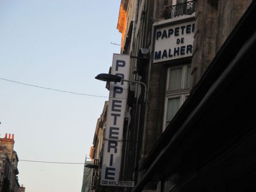 お店より大きいのでは？という位目立つ看板