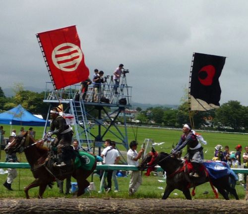 福島の大地を駆け抜けろ　「甲冑競馬」