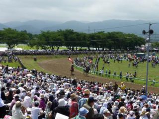 感動で涙・・・甲冑競馬