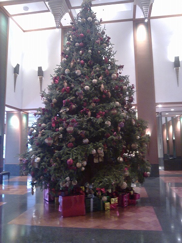 タイのクラシックなホテルの中にもツリーが飾られます