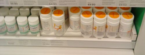 子供向けのビタミンミネラル複合サプリメントが薬局に並んでいます。