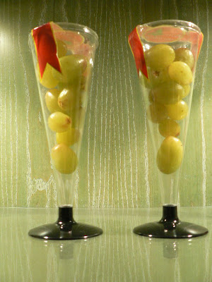 年末が迫ると、スーパーマーケットなどでは、シャンパングラスに種なしぶどう12粒を入れた「年越しセット」が売られます。