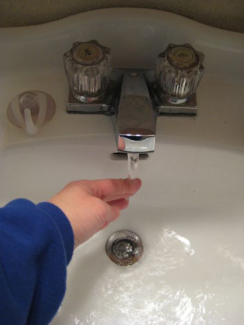 風邪の予防には手洗いが肝心。手のひらだけでなく指先もしっかりと。流水で流すのは「ハッピーバースデー」の歌を2回繰り返す長さが適切と、先日ラジオで聞きました