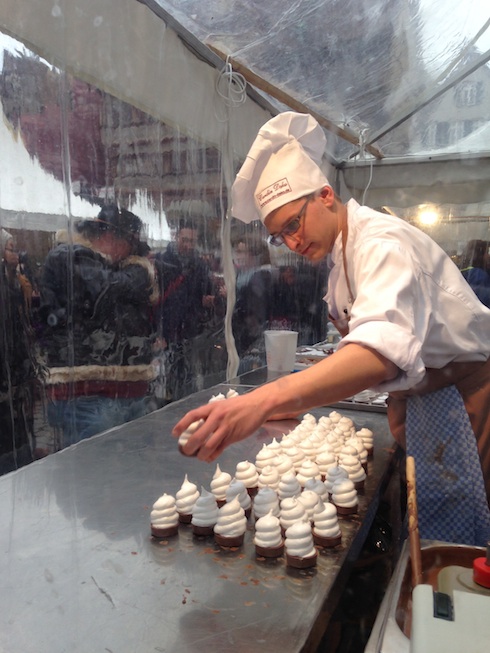 チョコ菓子の実演販売は人気のコーナー。