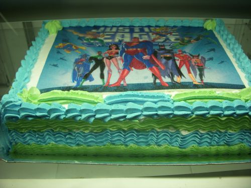 スーパーマンやバッドマンなどが描かれた子供用の誕生日ケーキ