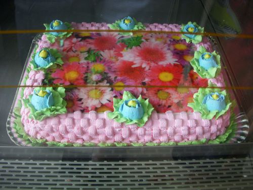 花の写真のライスペーパーで飾られたケーキ