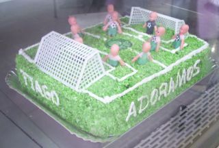 サッカーの試合をデザインしたケーキ