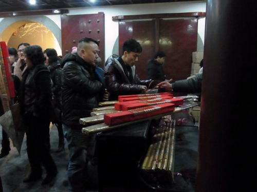 「迎財神」用のお香セット　60元（約900円）