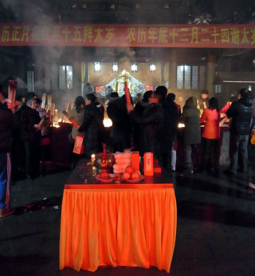 思い思いに祈りを捧げます　火がこわいです