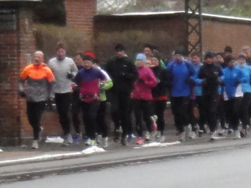 なんの団体かわかりませんが、1集団50人以上でまとまって走ります。