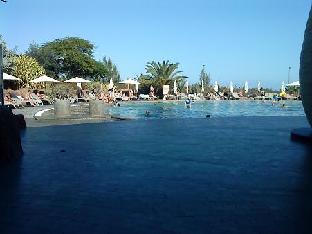 カナリア諸島のリゾートホテルには必ずある野外プール