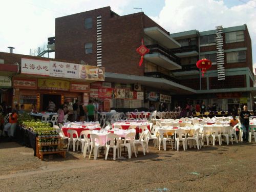 旧正月の最終日は、夜の宴会にそなえ、お店の外にもテーブルがたくさん広げられていました。
