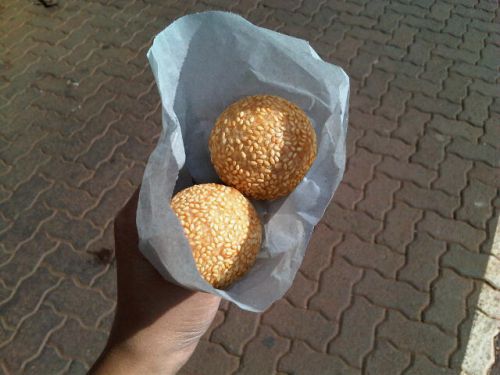 中国風パンやさんで、ゴマ団子を購入。揚げたてで、美味しい！