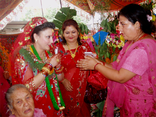 お嫁さんに手渡し「お幸せに！」