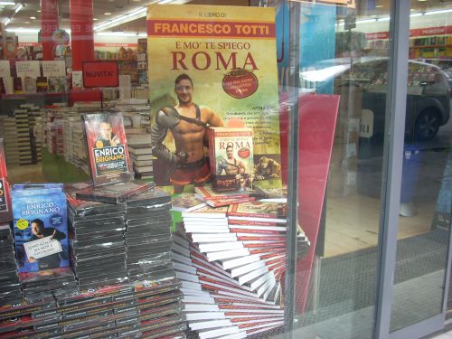 書店のショーウィンドウに本が積まれている