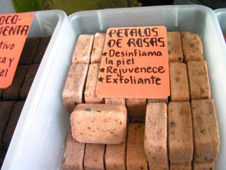 たとえば、バラの花びら石けん。。。