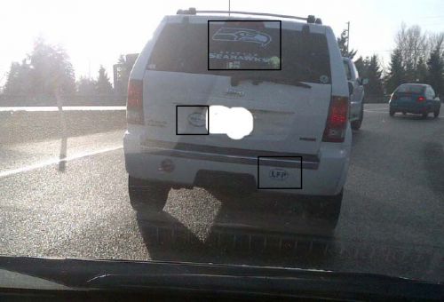 3枚貼ってあるステッカーから読み取れる情報：LFP (Lake　Forest Park)に住むシアトル・シーホークスのファンで犬を飼っている（ナンバープレートは白く塗りつぶしました）