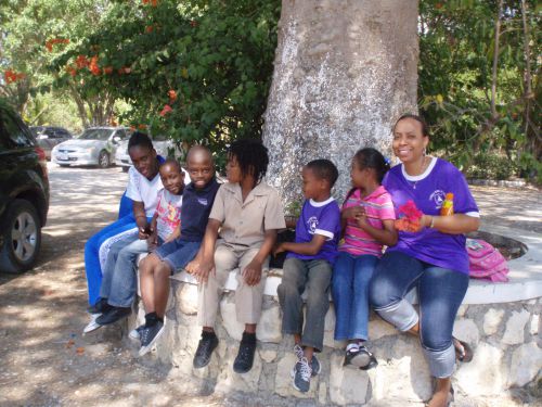 生徒たちとクラス担任の先生