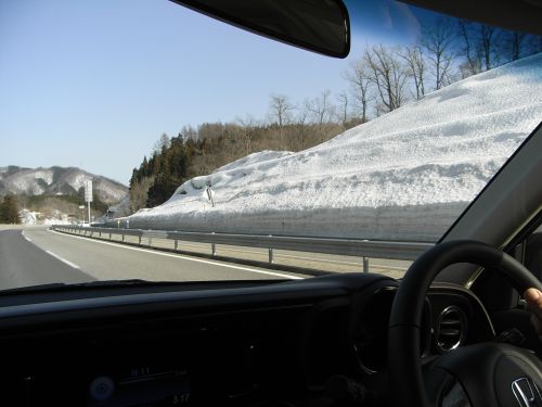残雪が残る高速道路