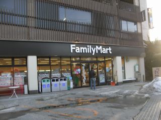 古い町に溶け込んだコンビニ