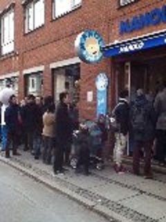 凍える中みんな並んでいます。