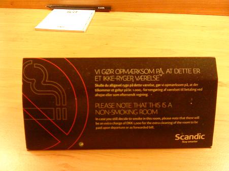 ホテル客室にある「全面禁煙のホテル」との案内（画像はデンマークのホテル）