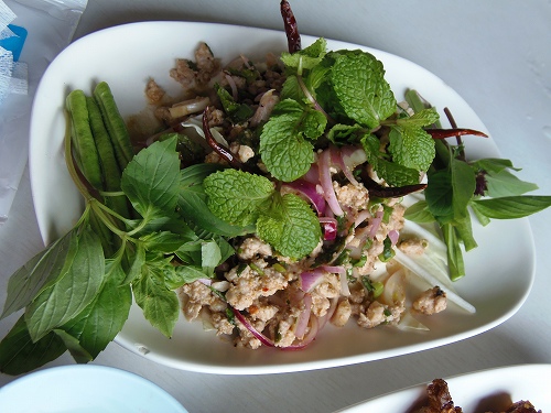 アユタヤの店で食べたラーブ