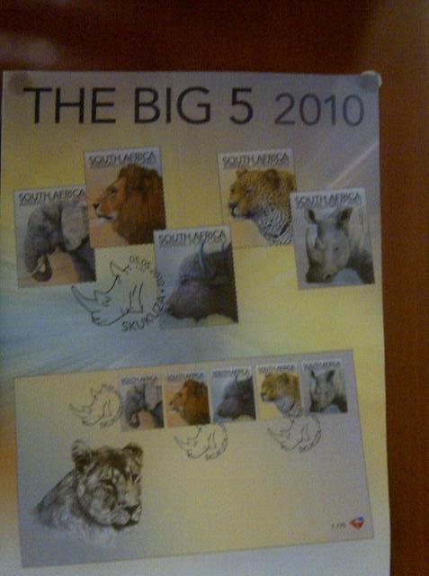 郵便局では、南アらしい切手が売っています。こちらは動物の写真（南アのサファリを代表するBig 5と呼ばれる動物たちの切手）