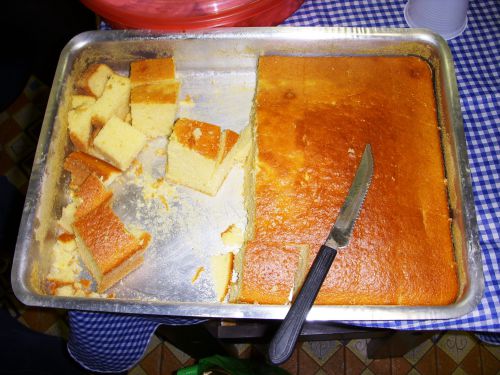 約30センチ×50センチの型で焼かれたフバケーキ