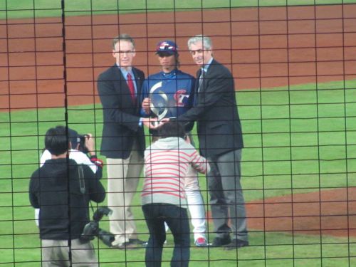 台中ラウンドMVPの陽岱鋼（中央のユニホーム姿の選手）