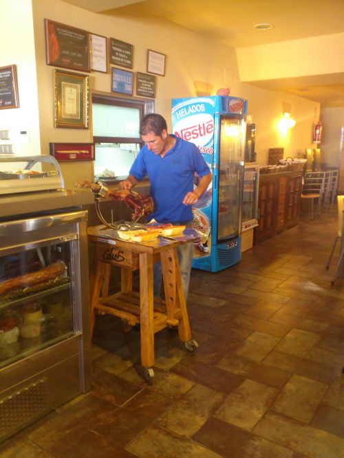 ハモンのスライス大会で優勝した店員さん。お店の名前はEdusです。