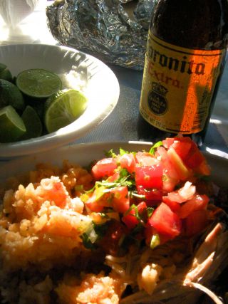 左手前が赤バージョンのメキシカンライス。これはインスタント不使用！