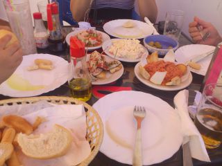 テーブルに上にはオリーブオイル、ビネガー、塩の３セットが置いてあります