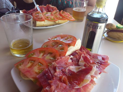 ACEITEとは油という意味です。このようにお店にはオリーブオイルが置いてあり自由にパンにかけれます。