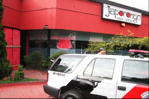 とても目立つ店構えの、日本食レストラン。