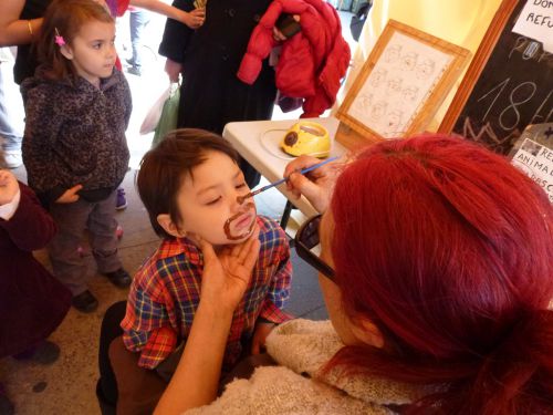 チョコレートを顔に塗るなんて！と思った親は私だけではないはず。でもその後チョコレートセラピーの話を聞いてなんとなく納得したのでした。