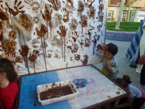 参加した保護者のなかには「食べ物を粗末にしてはいけませんって教えているのにね」と苦笑いしながらも、子どもたちはチョコレート液で楽しんで手形アートを作っていました。