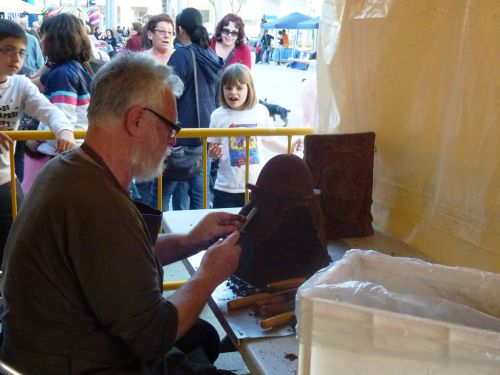 おじさんがチョコレートの塊を使って作るチョコレート彫刻。完成後はいったいどうするのでしょう？