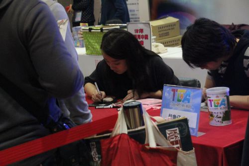 鮭魚仔（グイユゥイズ・右の男性）と小鯊龍（シャオシャーロン・真ん中の女性）