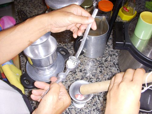 ブラジル家庭で一般的なニンニクつぶし機とブラジル東北部を中心に昔から使われてきたピロン