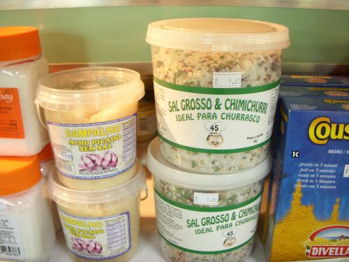 シュラスコ（ブラジル式バーベキュー）向けの乾燥したニンニク、玉ねぎ、ハーブ、唐辛子などを加えた岩塩（大きな容器）