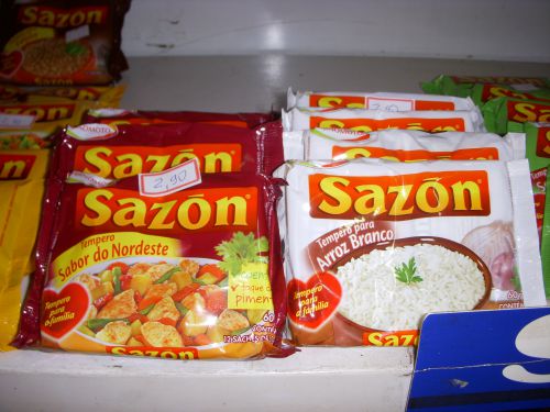 「ノルデステ(ブラジル東北部)の味」と記された調味料と米を味付けする人工調味料
