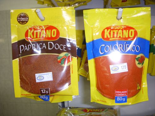 料理に赤色をつけるコロリフィコ(右)とパプリカ・ドーセ（左）