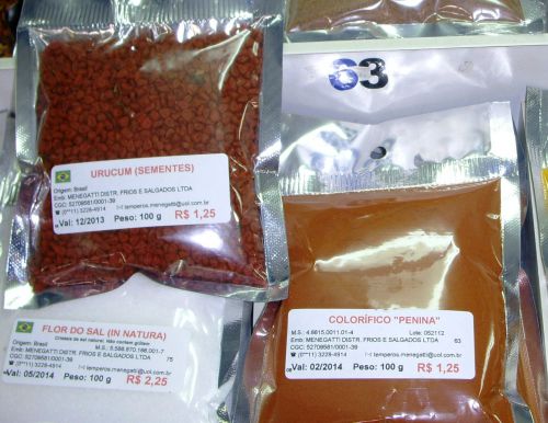 料理に赤い色付けをするブラジル産の種子ウルクン（左）とコロリフィコと呼ばれる粉（右）