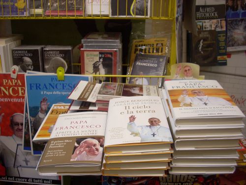 キオスクの1角に新教皇関連の書籍販売コーナー新設
