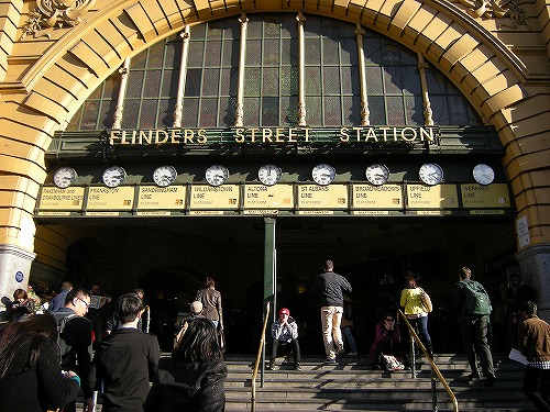 針時計が並ぶ駅のエントランス