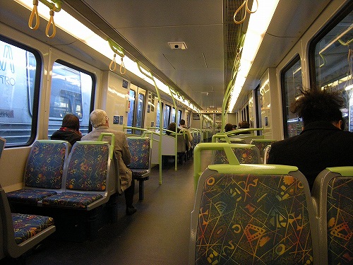 電車の中は静かで清潔。安心して乗れます