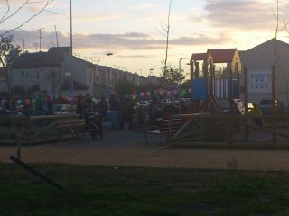 公園で誕生日パーティーを開く地元の人々